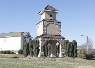 Stanford Place Village in Hickory, NC - Foto de edificio - Building Photo