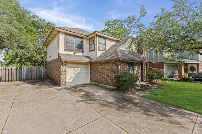 25 Regency Ln in Houston, TX - Building Photo - Building Photo