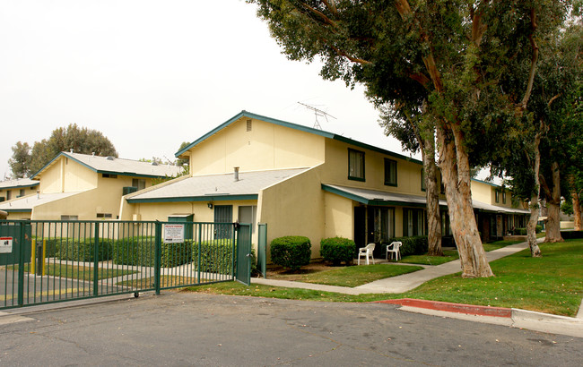 Marygold Garden Apartments in Fontana, CA - Foto de edificio - Building Photo