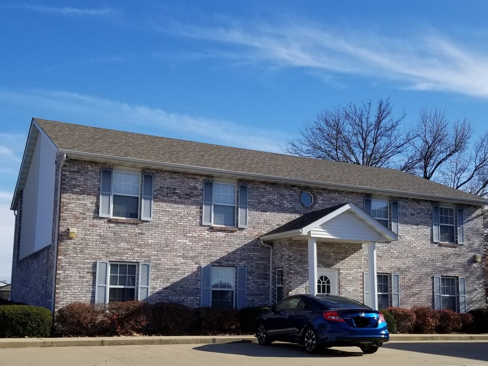 909 Kansas St, Unit 909-2 in Bethalto, IL - Foto de edificio