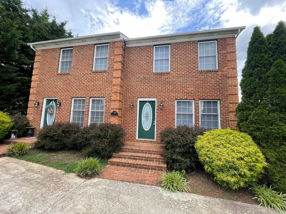 812 Wiggington Rd in Lynchburg, VA - Building Photo