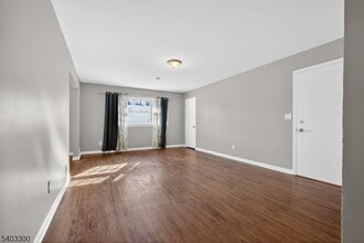 17 Union Ave in Maplewood, NJ - Foto de edificio - Building Photo