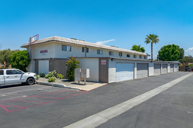 Acadia Apartments in Bakersfield, CA - Building Photo - Building Photo