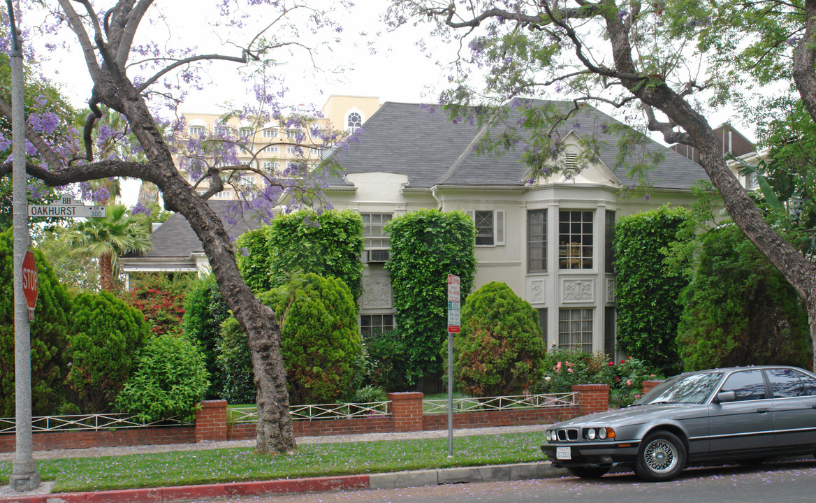 328 N Oakhurst Dr in Beverly Hills, CA - Building Photo