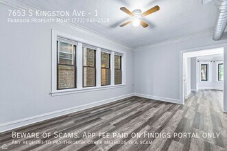 7653 S Kingston Ave in Chicago, IL - Foto de edificio - Building Photo