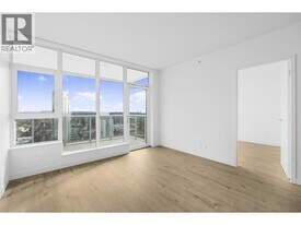 720 Farrow St in Coquitlam, BC - Building Photo