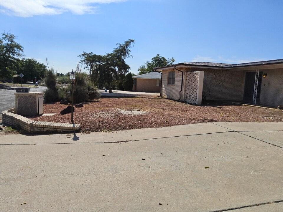 2535 Desert Dr in Las Cruces, NM - Foto de edificio