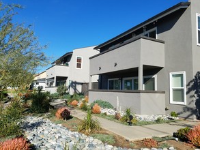 Barnes Manor in Oceanside, CA - Foto de edificio - Other