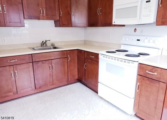 821 Bloomfield Ave in Montclair, NJ - Building Photo - Building Photo