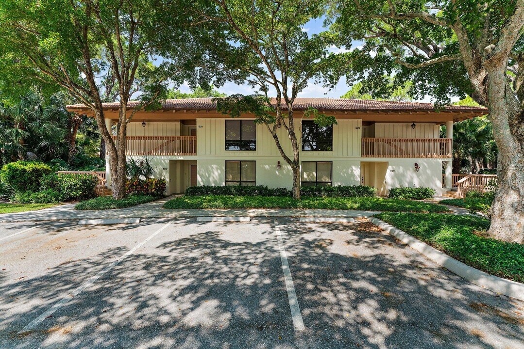 527 Brackenwood Pl in Palm Beach Gardens, FL - Building Photo