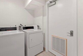 5222 Vantage Ave, Unit 12147-301 in Valley Village, CA - Foto de edificio - Building Photo