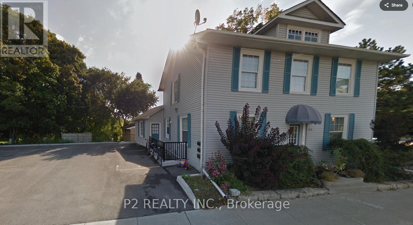 253 Prospect St in Newmarket, ON - Building Photo