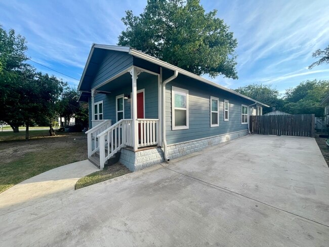 417 S Washington Ave in New Braunfels, TX - Building Photo - Building Photo
