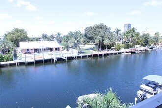 470 Paradise Isle Blvd in Hallandale Beach, FL - Building Photo - Building Photo