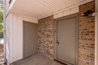 1329 Windsor St in Huntsville, TX - Building Photo - Building Photo