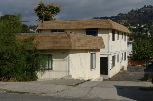 9918-9920 Buena Vista Dr in Spring Valley, CA - Foto de edificio - Building Photo