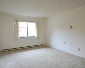 Surfwood Manor in Lincoln City, OR - Foto de edificio - Building Photo