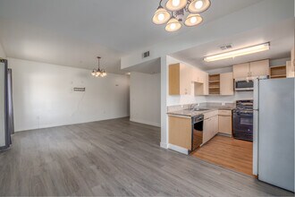 14655 Vanowen St in Van Nuys, CA - Foto de edificio - Building Photo