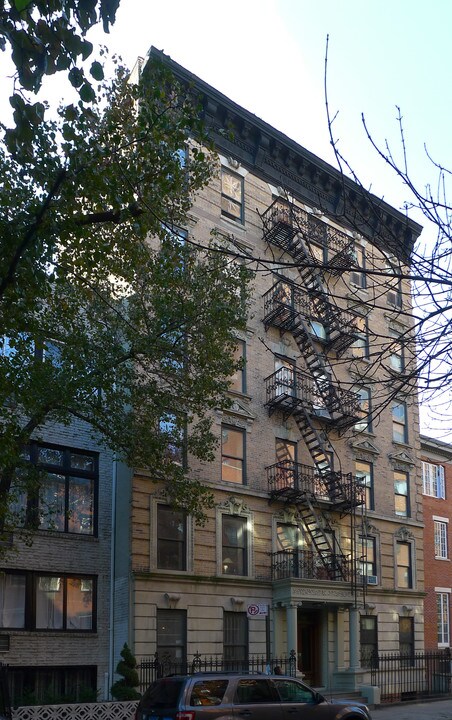 12 Charles St in New York, NY - Building Photo