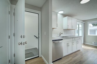 13737 32nd Ave NE, Unit 4 in Seattle, WA - Building Photo - Building Photo