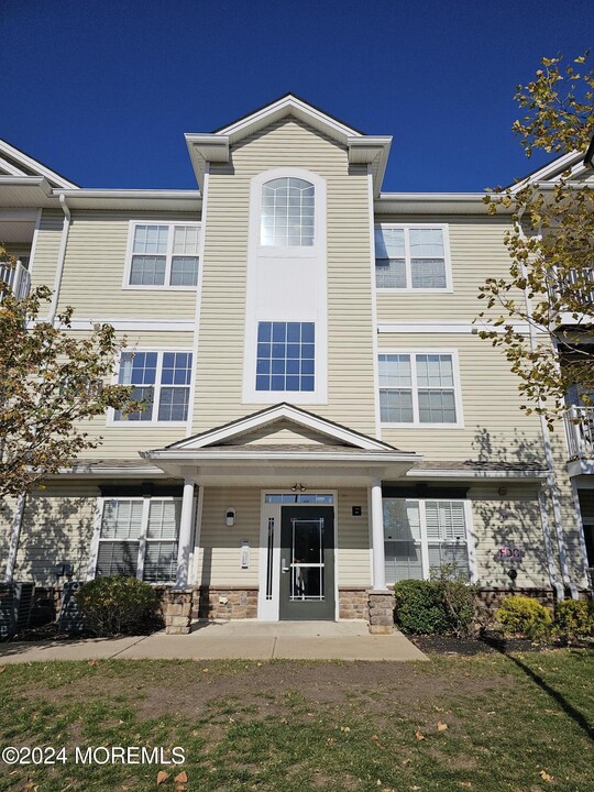 432 Mill Pond Way in Eatontown, NJ - Foto de edificio