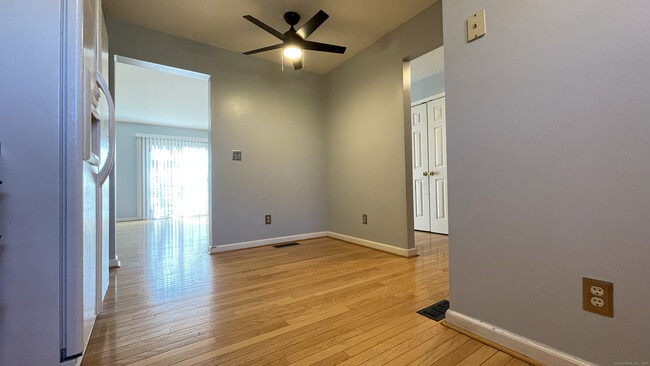19 Hawthorne Dr in New London, CT - Building Photo - Building Photo