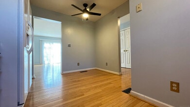 19 Hawthorne Dr in New London, CT - Building Photo - Building Photo