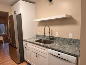 225 SW Meadows, Unit 225 in Teaticket, MA - Building Photo - Building Photo