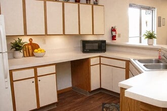 PORTER COMMONS in Hutchinson, KS - Foto de edificio - Building Photo