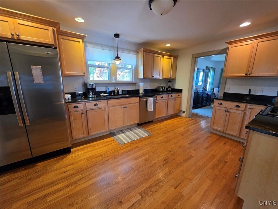 5358 W Lake Rd in Auburn, NY - Building Photo