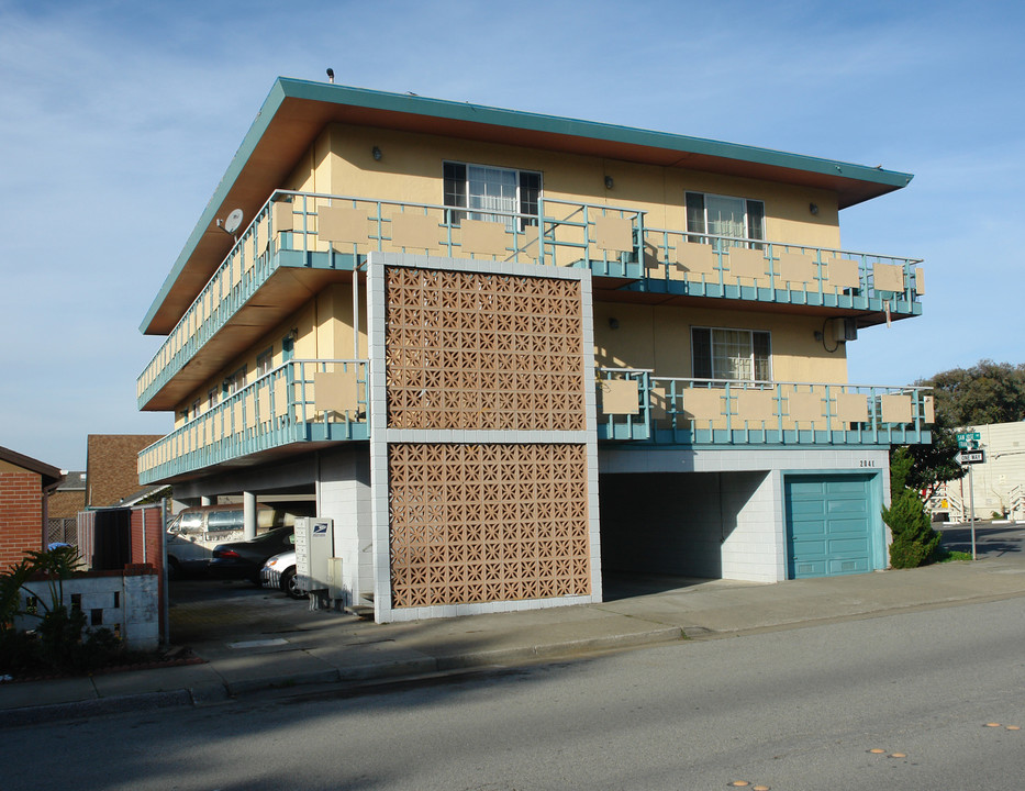 2040 Francisco Blvd in Pacifica, CA - Building Photo