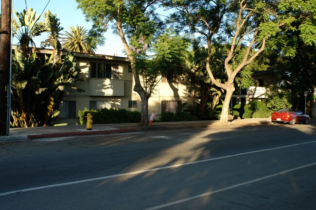 Casa Castillo in Santa Barbara, CA - Foto de edificio - Building Photo