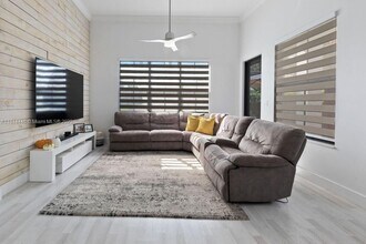 8382 NW 26th Ct in Pembroke Pines, FL - Foto de edificio - Building Photo