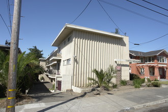 2453 Damuth St in Oakland, CA - Building Photo - Building Photo