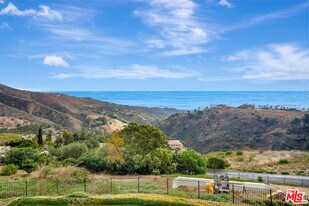 28405 Via Acero in Malibu, CA - Building Photo