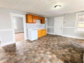 21 Dale St in Chicopee, MA - Building Photo - Building Photo