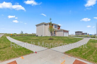 6910 Stony Pt Dr in Papillion, NE - Building Photo - Building Photo