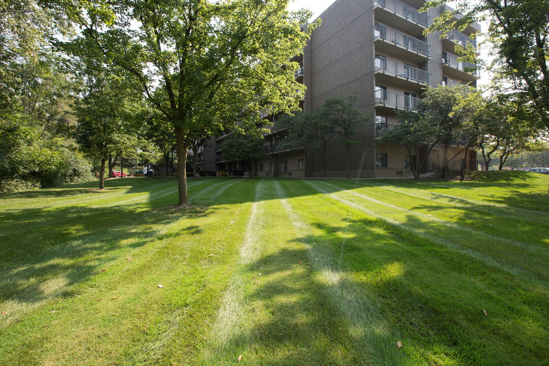 Lakeland Place in Waterford, MI - Foto de edificio