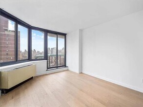 303 E 60th St in New York, NY - Building Photo - Building Photo