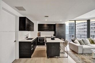 45 SW 9th St in Miami, FL - Building Photo - Building Photo