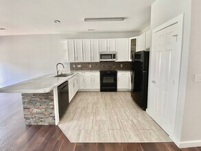 1328 Stone Manor Dr in Raleigh, NC - Foto de edificio - Building Photo