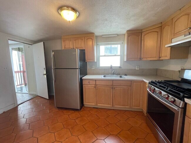 30 Murdock St, Unit 2 in Somerville, MA - Building Photo - Building Photo