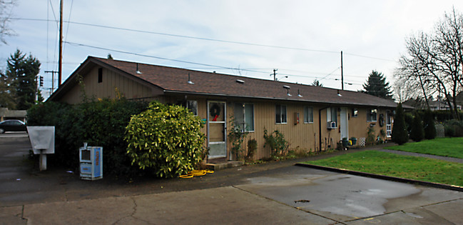 Coburg Manor in Eugene, OR - Building Photo - Building Photo