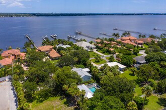 708 SE Riverside Dr in Stuart, FL - Building Photo - Building Photo