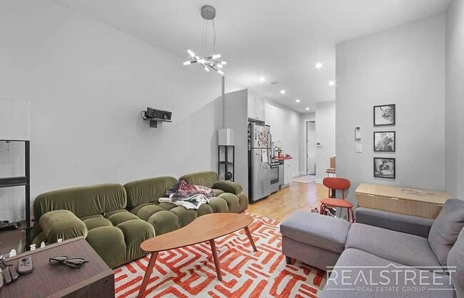 Spacious 3BR Apartment in Prime Bushwick | Skylight, Laundry, Courtyard | No Fee, Unit 1L in Brooklyn, NY - Building Photo - Building Photo