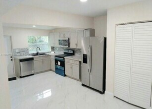 900 NE 154th St in Miami, FL - Building Photo - Building Photo