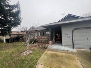 2217 Madera Rd in Sacramento, CA - Building Photo - Building Photo