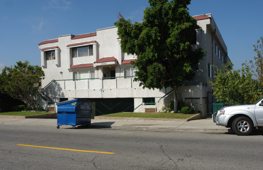 10241 Commerce Ave in Tujunga, CA - Building Photo