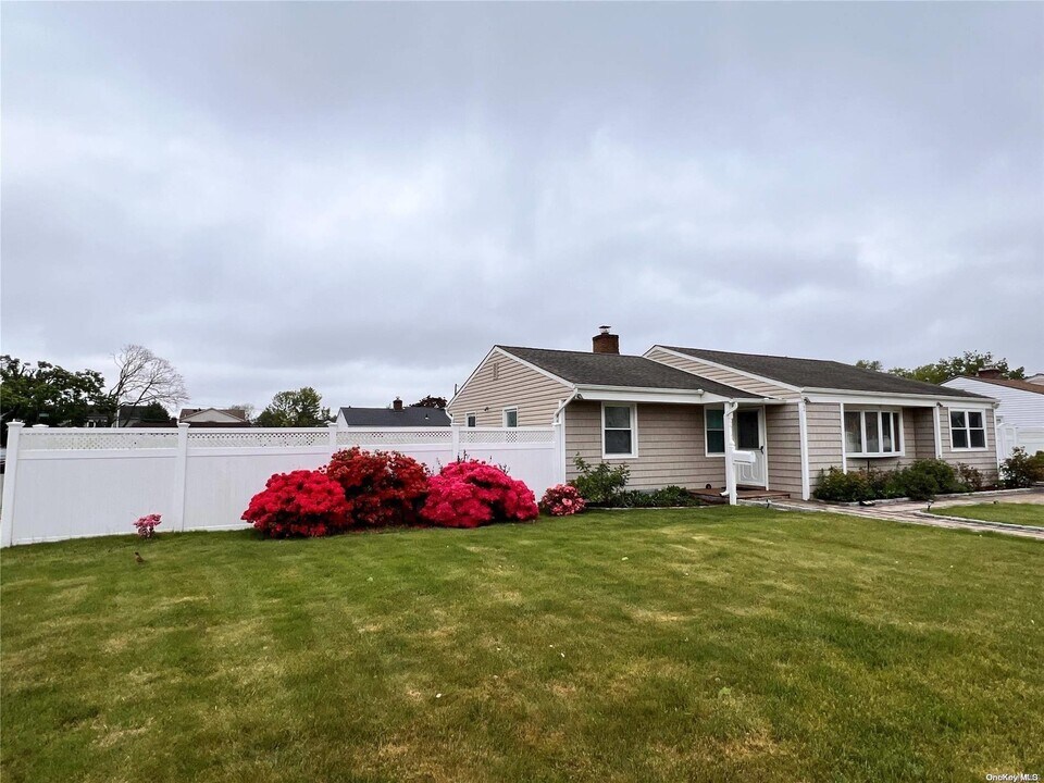 2 Queen St in Hicksville, NY - Building Photo