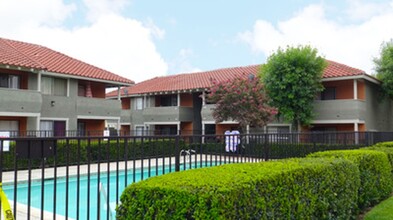 Cambria Villa Apartments in Fontana, CA - Foto de edificio - Building Photo